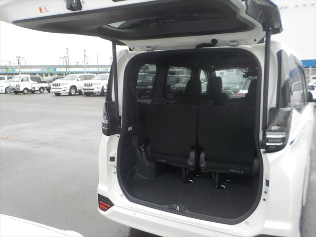 Toyota Voxy HV 2023 - Pearl