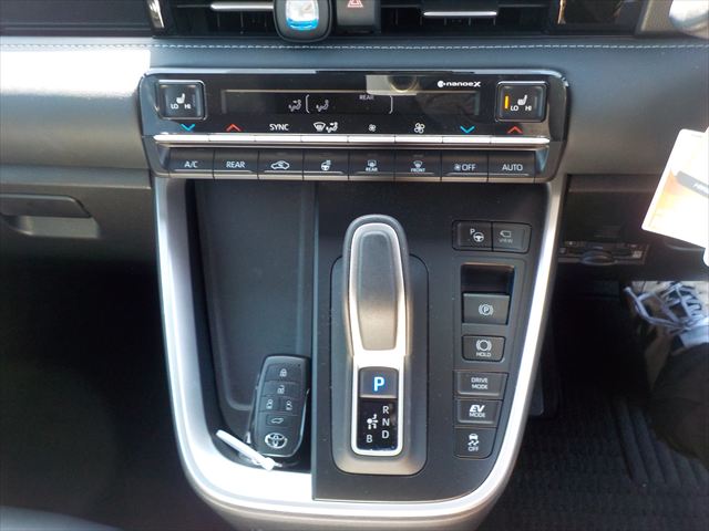 Toyota Noah HV 2024 - Pearl