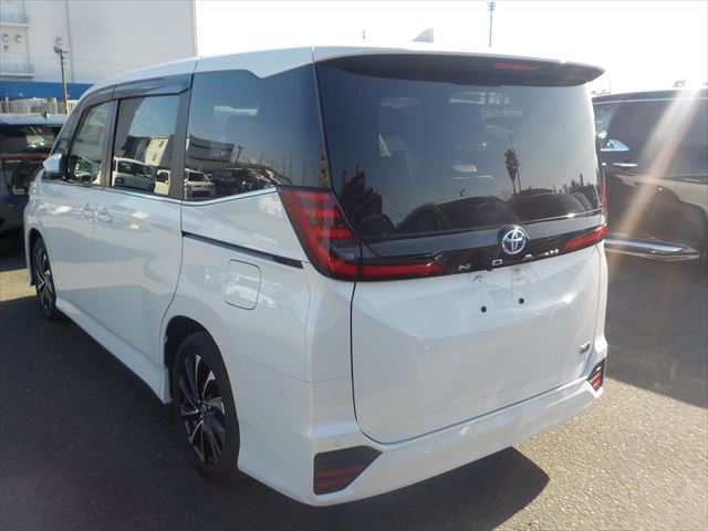 Toyota Noah HV 2024 - Pearl