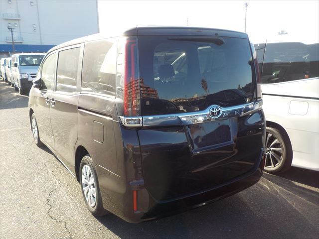 Toyota Noah 2021 - Bordeaux Wine