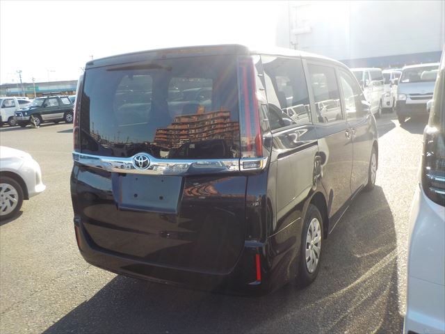 Toyota Noah 2021 - Bordeaux Wine