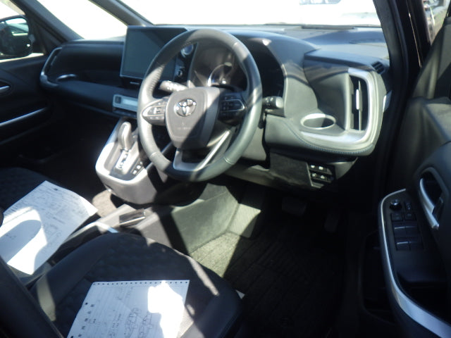 Toyota Voxy HV 2022 - Black