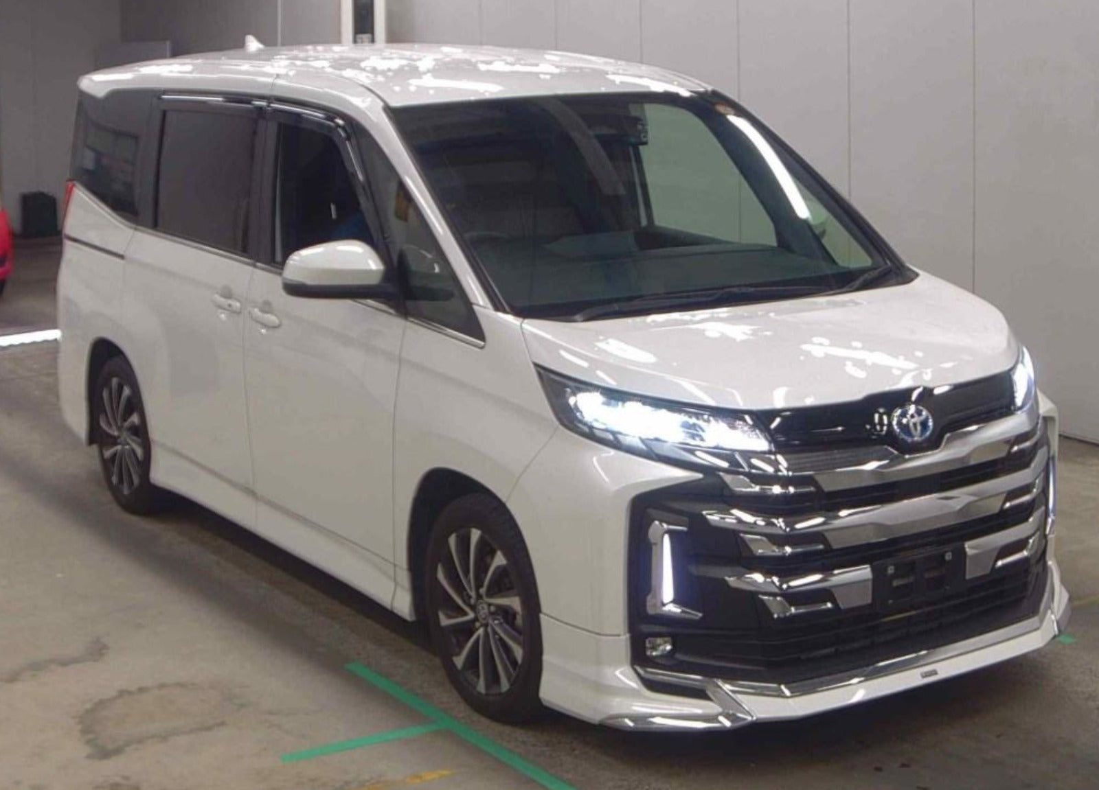 Toyota Noah HV 2023 - Pearl