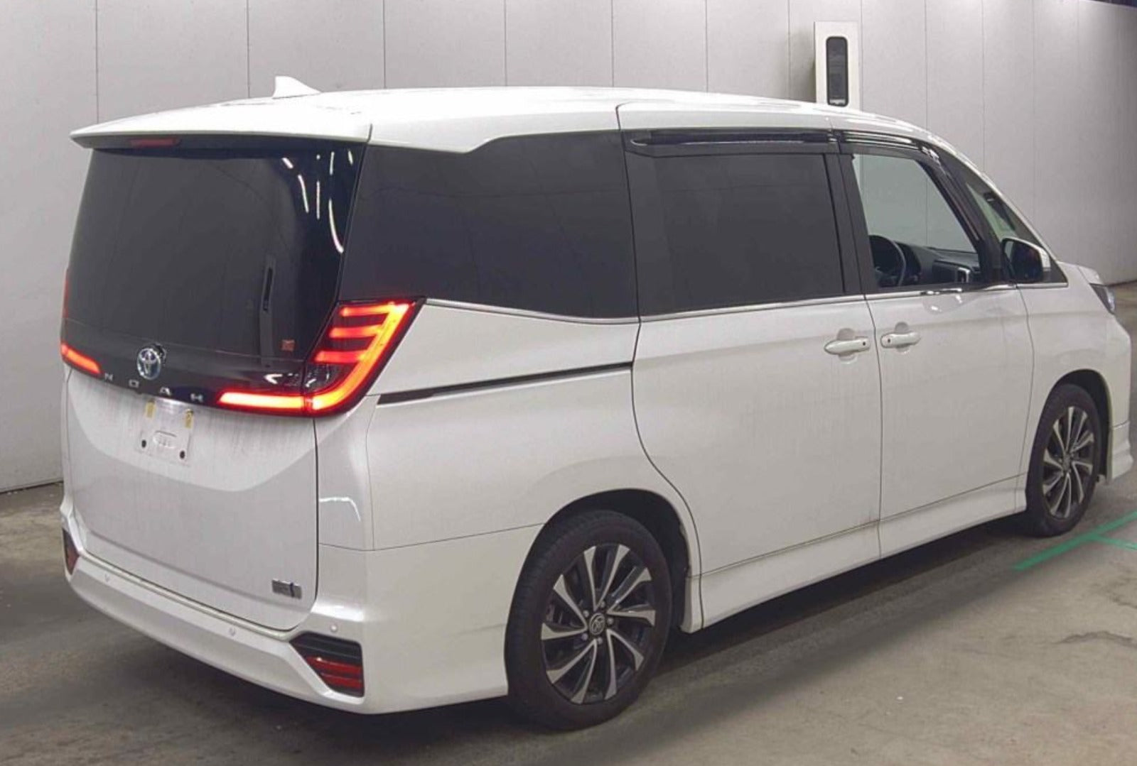Toyota Noah HV 2023 - Pearl